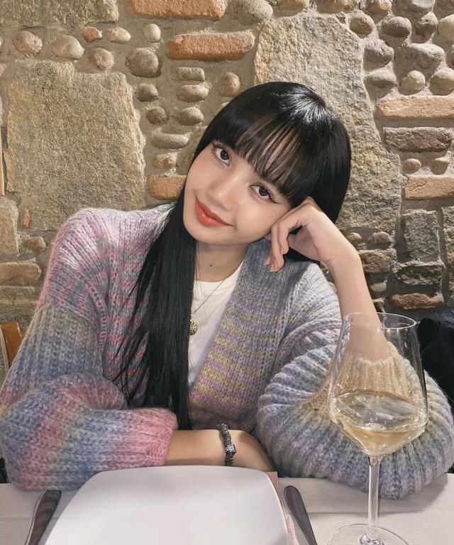  [看起来]人间芭比Lisa的露肤穿搭，细腰长腿完美展现，性感迷人超吸睛