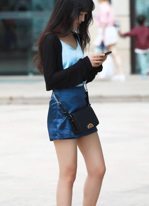 时尚小姐姐身穿紧身裤展现玲珑有致好身材，形成一道亮丽的风景线