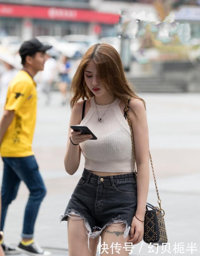 「 美女」时尚美女潮流穿搭，展示完美身材曲线！，街拍时尚秀：告别平庸