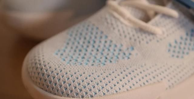  『水花二代』三百块入手国产好鞋！设计大升级 配置不逊色千元旗舰款