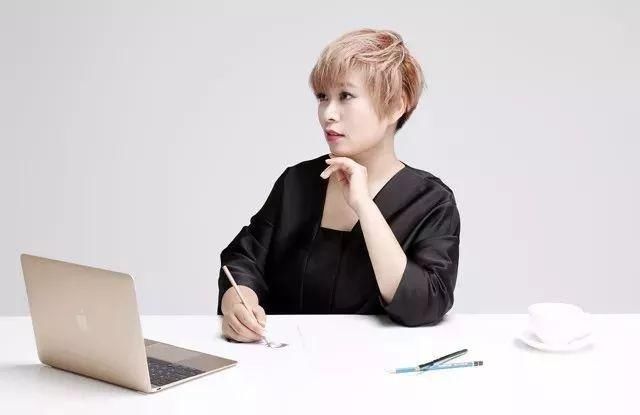 晶莹剔透的水晶球戴身上，真是又美又仙