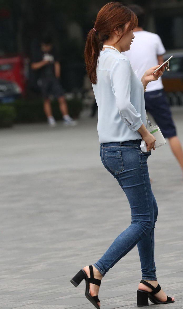 万泉广场街拍:紧身牛仔裤美眉，尽显迷人曲线