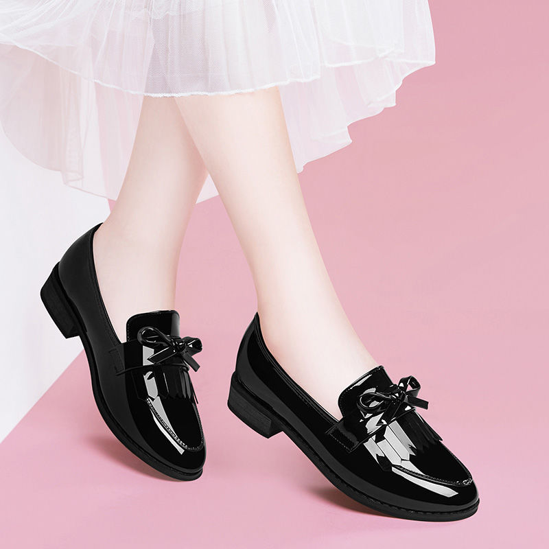 高跟鞋淘汰了!今秋主流“粗跟女鞋”，舒适又养脚，美得清新脱俗