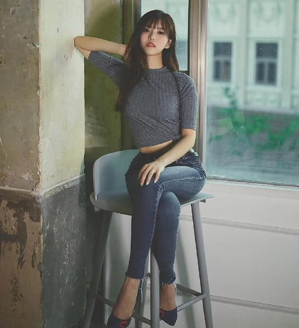 时尚穿搭：紧身牛仔裤不同的穿搭，给人不同的感觉！