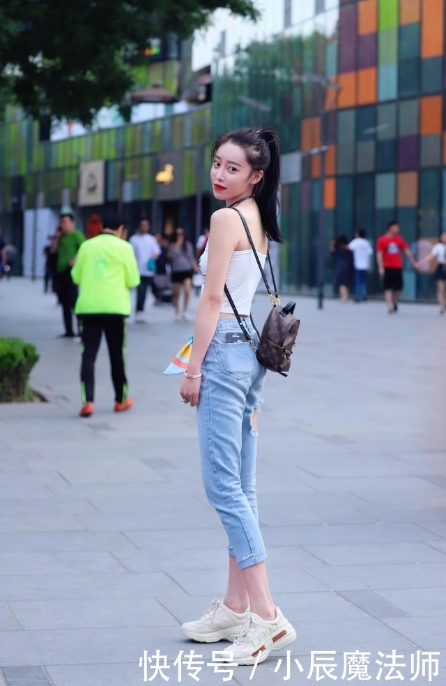 美女|路人街拍,小姐姐穿浅紫色的竖条纹衬衫,真的是美不可言呢