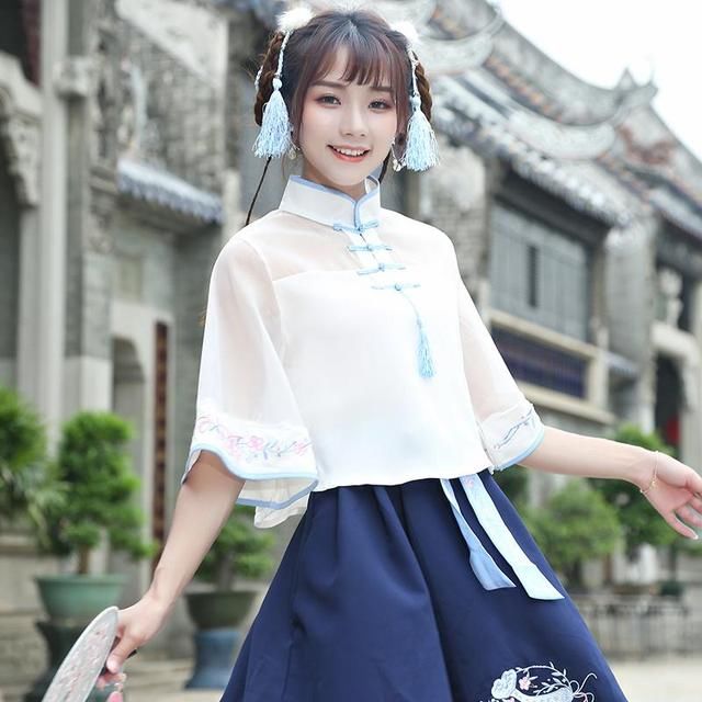 32岁老婆穿上这样的显嫩裙，甜美还不失女人味，优雅显瘦