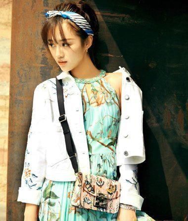 适合学生的中长发扎发图片！