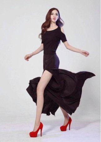  吴春怡■陌陌《燃烧吧少女》火热来袭中国第一美腿车模吴春怡备