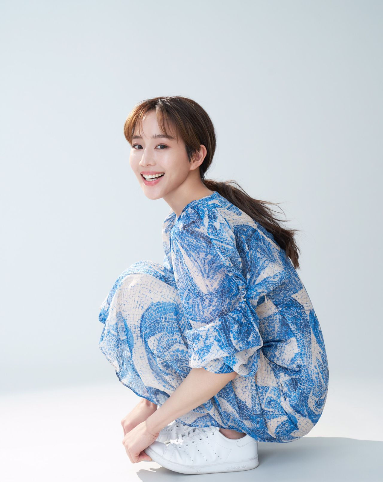  『穿搭』张钧甯真的好美,身穿玫瑰红色连衣裙搭配白色长靴,高贵又减龄