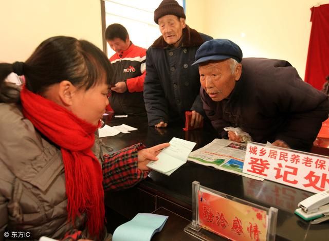 满60岁农民每月拿85元养老金，农村养老金上涨为何困难重重？