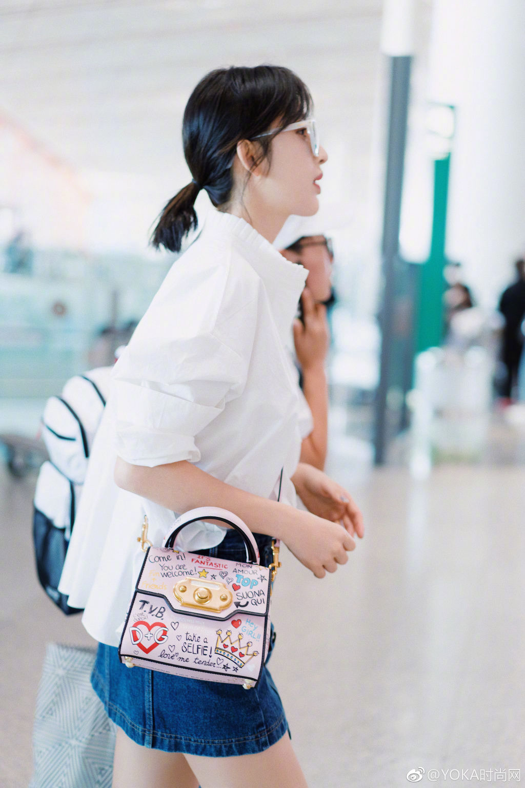 张俪机场粉丝跟拍美图，一双白皙美腿真的漂亮 这才叫白的发光