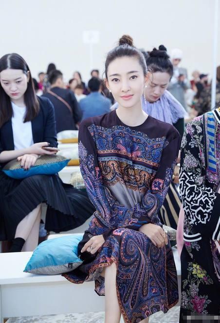 王丽坤真敢穿! 卫衣下面直接是腿袜, 网友: 林更新赚大发了!