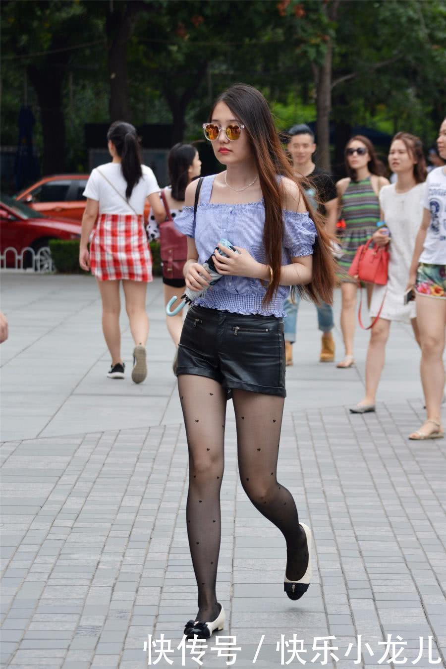 『内心』街拍:带墨镜的黑丝平底鞋美女,爱心丝袜暴露内心小浪漫