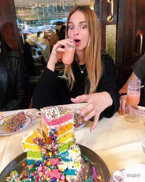 19岁德国公主很任性：晒性感比基尼照，做鬼脸比中指爱马仕背不停