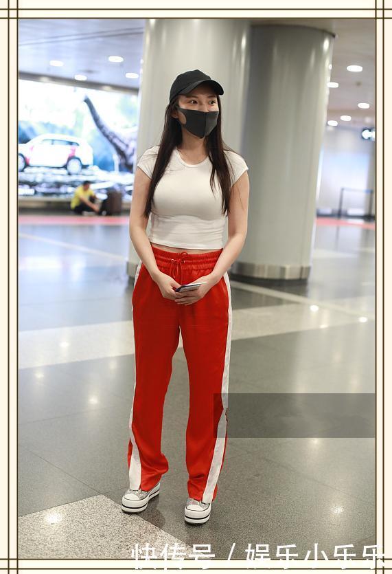 一直以为冉莹颖穿T恤衫无人能敌，但看到徐冬冬这效果，我沉默了