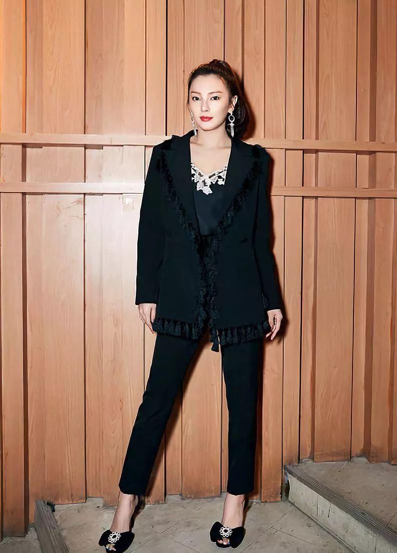 张雨绮你的长裙照吓到我了!前凸后翘撑起好身材，其他人自惭形秽