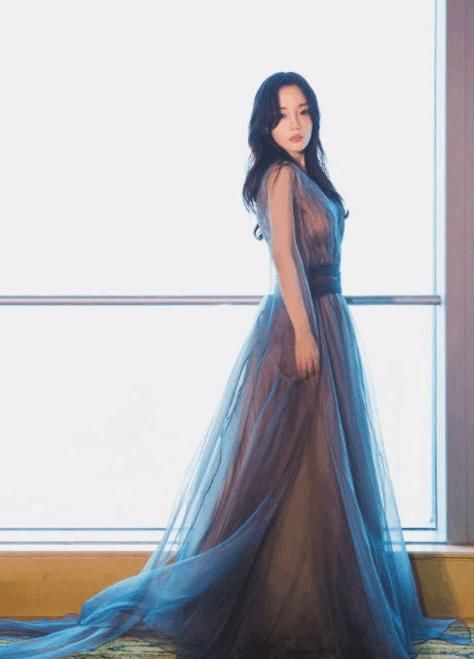 还在穿黑丝？现在走性感风都穿这4款纱裙，你敢试吗？