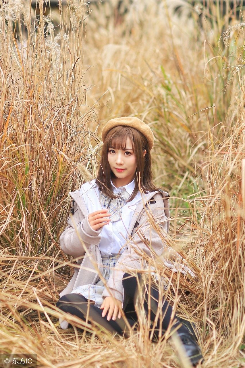 美女或躺或坐在草丛深处，闭着眼听风在噼啪作响，这场景你憧憬吗