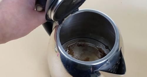 「便宜」不管水壶水垢多厚,撒一把便宜东西,水垢哔哔掉下来,方法真棒