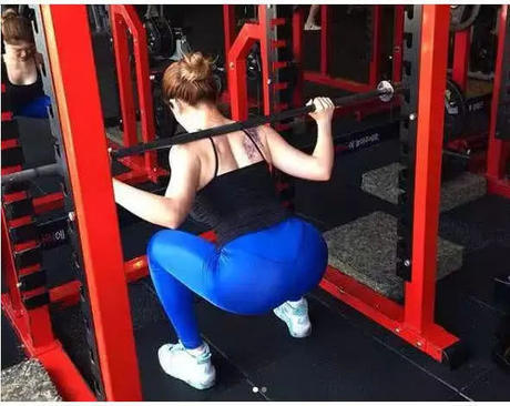 韩国美女网红包臀裙引热议，身材虽好，肌肉却吓坏小鲜肉！