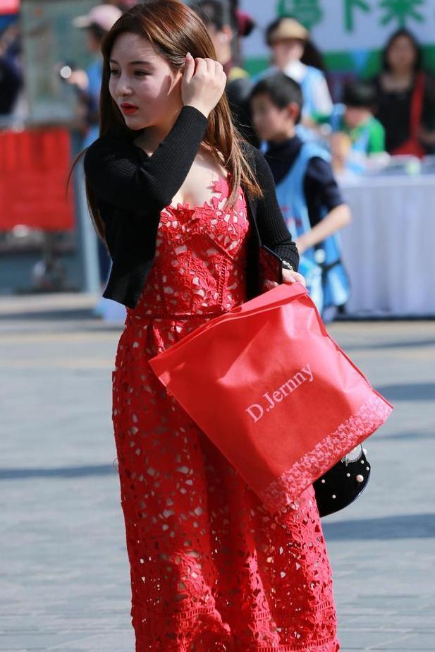 街拍：一身红裙美女性感撩人！网友：主要是裙子上有窟窿