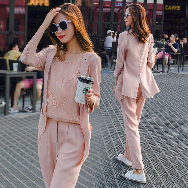 谁说女人必须要穿裙，9月流行:欧版气质套装，洋气又吸睛巨时髦