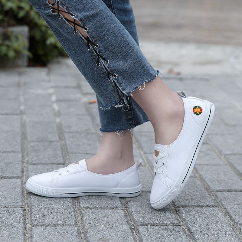 别再穿拖鞋出门了，今年特别流行这款运动小白鞋，任何场合都可穿