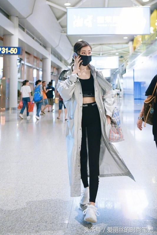 张天爱穿健身服配雨衣逛机场，腰细到哭，网友：给这个身材跪下了