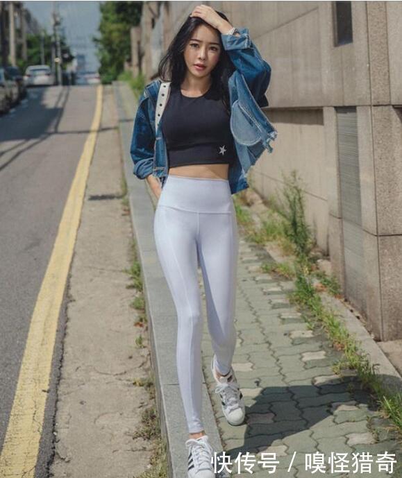 打底裤装扮展现美女不羁的风格和别样的个性，彰显的女神魅力十足