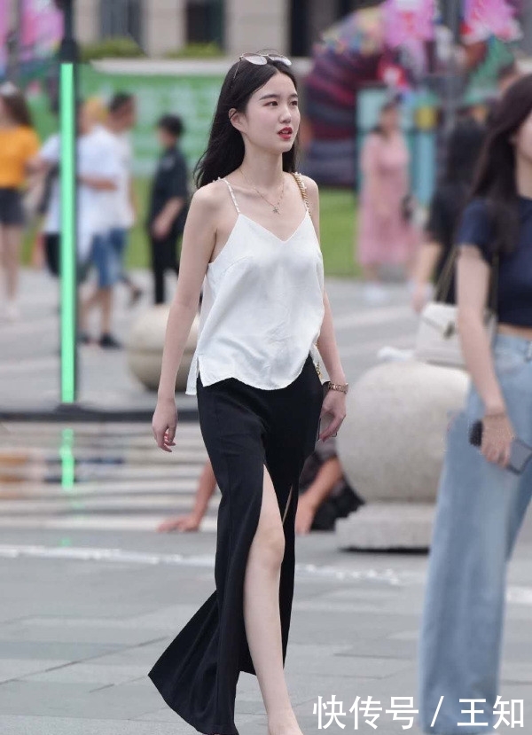  美女：美女这裤子有个性, 把身材显得淋漓尽致