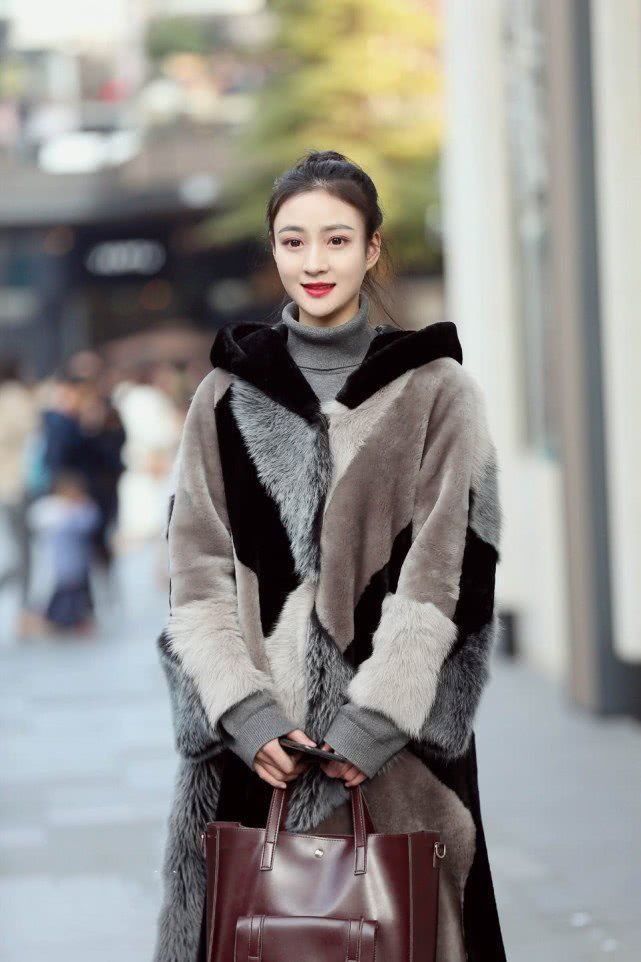 『清新』街拍:清新温婉的时尚小姐姐,牛仔裤搭配过膝靴,青春活力感十足