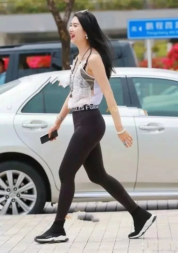 时尚女神紧身裤裤搭配无袖T恤，时尚的穿搭，秀出玲珑有致好身材