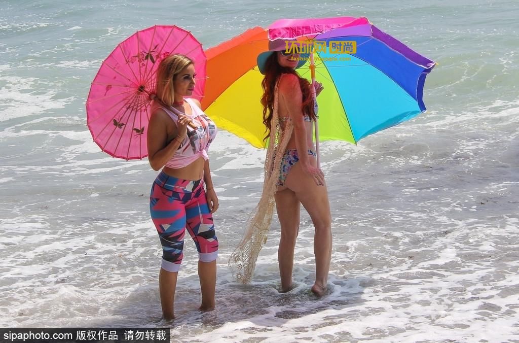 好姐妹沙滩一起大秀身材，性感加倍让人无法转移视线