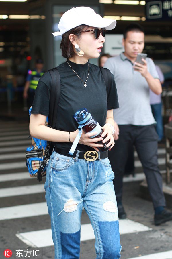 吴昕妆容精致好似混血儿，上身纤瘦却被双腿抢了风头