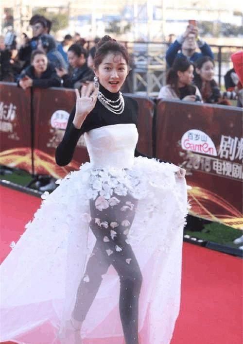 蒋勤勤关晓彤同台，看了照片终于知道微胖与苗条的差距!