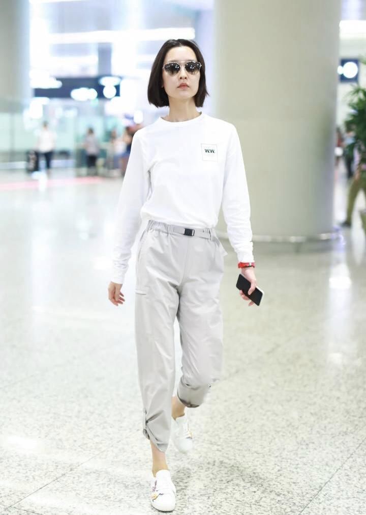 有点惊艳!一席红色的连衣裙,杜鹃尽显高贵典雅