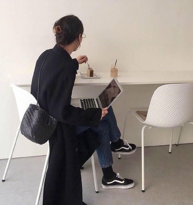  『显瘦』黑色大衣你真的会穿吗？8套随性穿搭任你挑，显瘦学起来