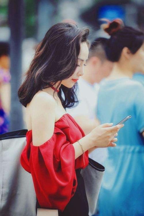 甜美迷人的打底裤小姐姐秀出曼妙的身材曲线，美得不可方物！