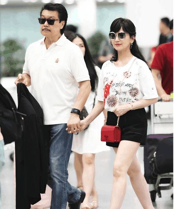 冻龄女神现身机场, 身穿热裤白色高跟鞋, 与老公亲密万手好幸福!