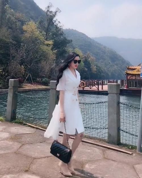  『穿出了女人』穿上西装裙的城市美女，穿搭另有风味!