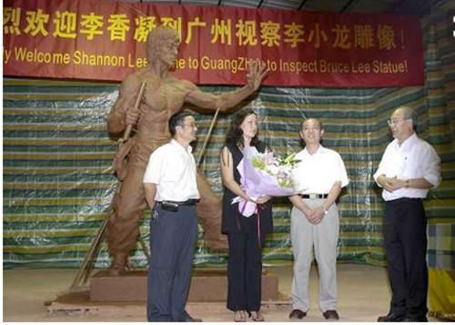 李小龙女儿现身破身亡谣言，已经是女强人，正在筹拍李小龙传记