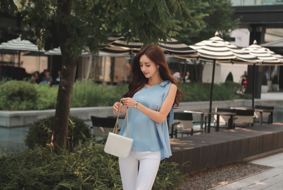 街拍 白色紧身裤气质美女，高颜值，好身材！