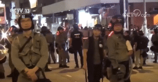 受伤香港警员对暴徒喊话：我们香港警察绝对会果断执法！