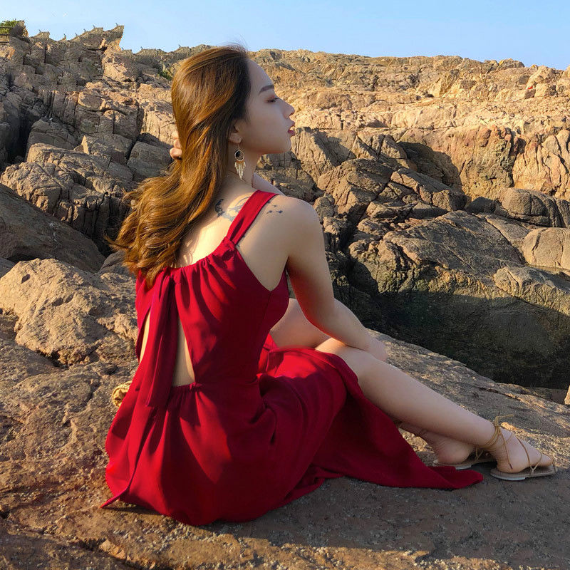 比基尼扔了吧，俗!现海边度假都穿“沙滩裙”，不但优雅还很迷人