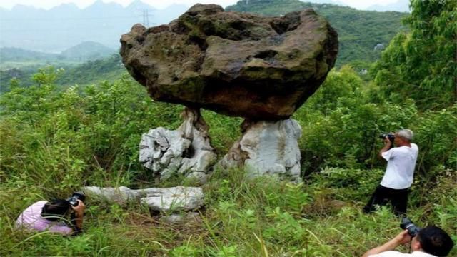 广西“双峰托蛋”奇石，20吨的巨石被2石尖托起，从何而来无人知