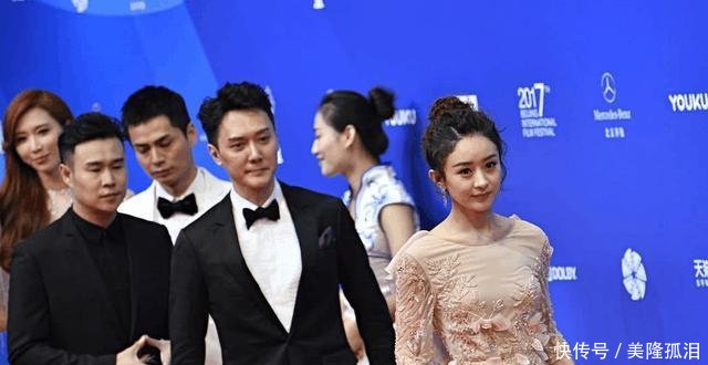 赵丽颖冯绍峰事件新进展,对比之前合照,网友发现有猫腻