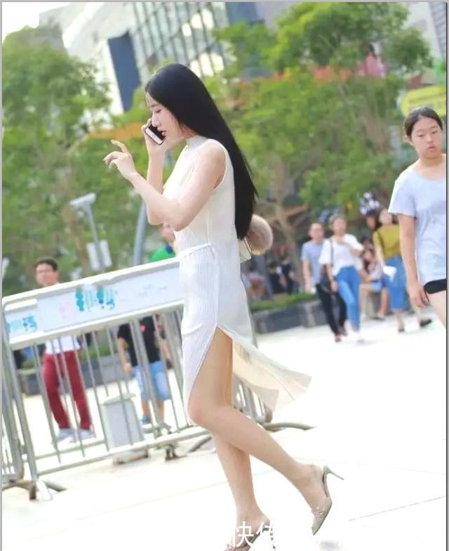 『 美女』一件时尚连衣裙，穿出迷人曲线，街拍：身材苗条的美女