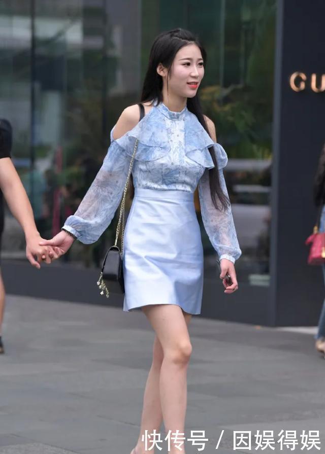 『蓝色』美女这么穿真时尚,蓝色露肩连衣裙尽显好身材,魅力十足无法阻挡