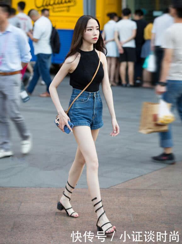街拍:170美女紧身裤大长腿,遇到1米5小姐姐,瞬间被KO?!