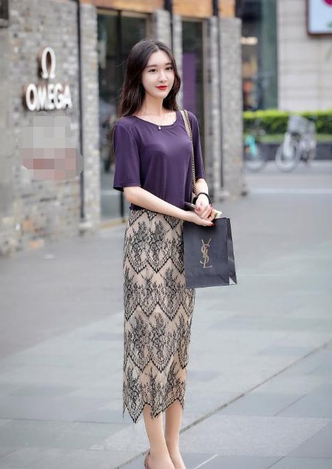 街拍:姑娘穿半透明连衣裙弯腰提鞋，身姿妖娆，网友:防止走光